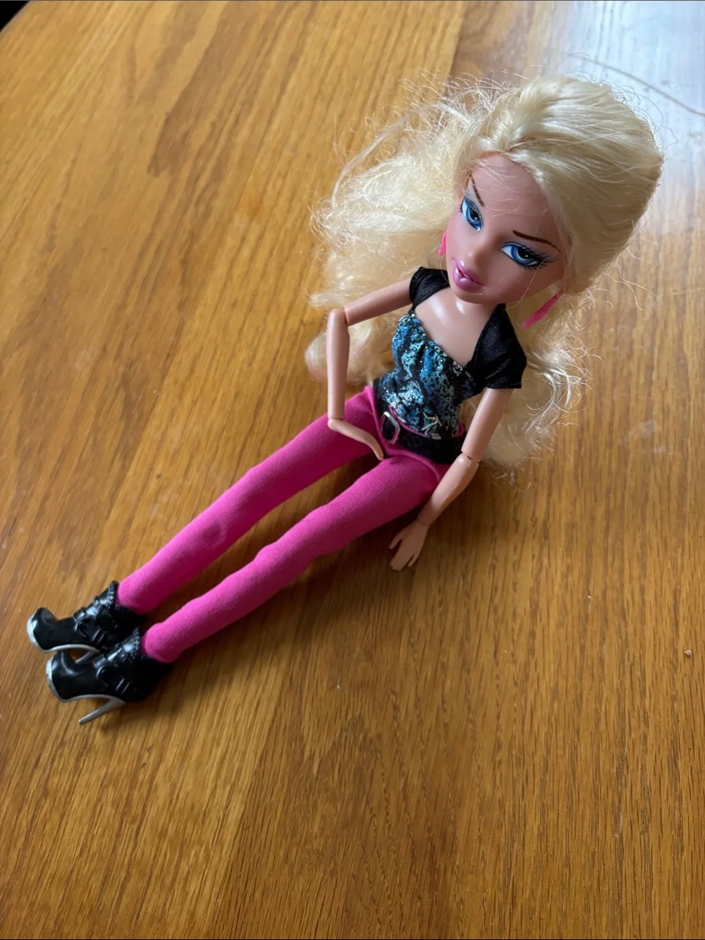 Bratz Xpress It Third Edition Cloe fashion doll with Y2K Pink Low Rise Pants